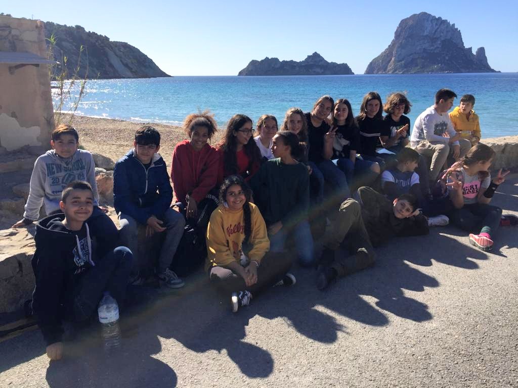 GENGOB_SEA's tweet photo. Els centres educatius i les llars de gent gran segueixen fent una gran feina, mostrejant mes a mes les nostres platges i fent una necessària neteja. Aquests dies el grup de 1r ESO E de l'IES Sant Agustí ha anat a Cala d'Hort.
@obsdelmar. #microplasticwhatchers #plastic0 https://t.co/BNwRaFXnoj