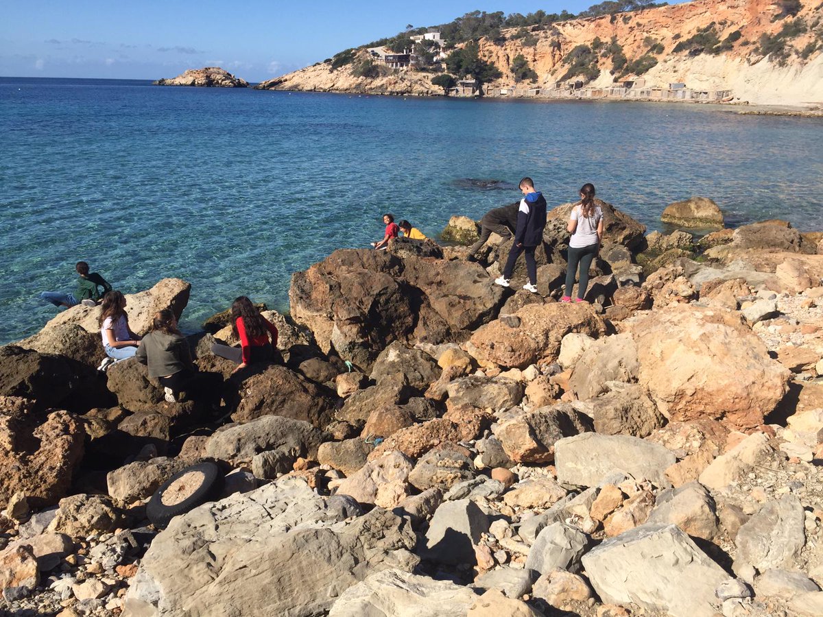 GENGOB_SEA's tweet photo. Els centres educatius i les llars de gent gran segueixen fent una gran feina, mostrejant mes a mes les nostres platges i fent una necessària neteja. Aquests dies el grup de 1r ESO E de l'IES Sant Agustí ha anat a Cala d'Hort.
@obsdelmar. #microplasticwhatchers #plastic0 https://t.co/BNwRaFXnoj