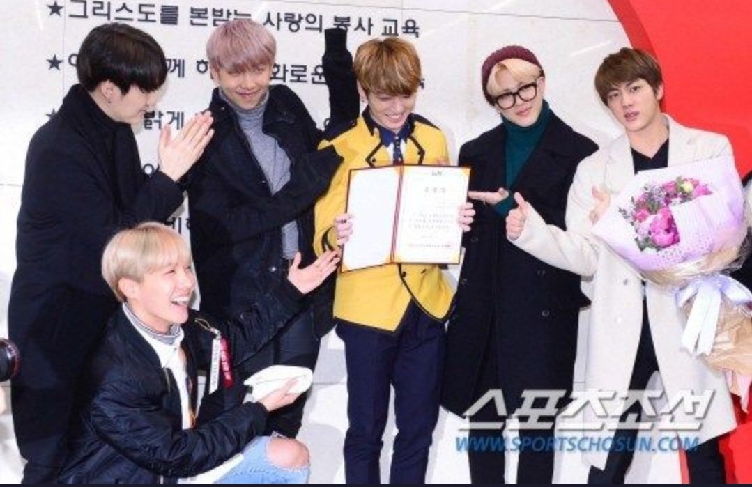 dreamykkyu's tweet photo. Jungkook graduated today 3 years ago. 
He was so happy that he's hyungs came to he's graduation ceremony.. They went out to eat together and baby koo paid for he's hyungs❤

Look at our cutest baby😍😭

#JUNGKOOK #JKGraduationDay #BTS @BTS_twt https://t.co/rW0er0jzfJ