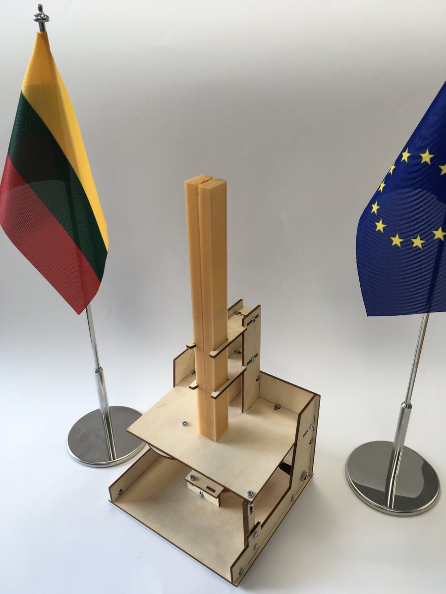 ErasmusDB's tweet photo. #BeingBiomaker_EU #microscope. Different Solutions for the same problem: PLA, wood, metacrilate... #micromascotas #micropets https://t.co/XcAOxUQOrO