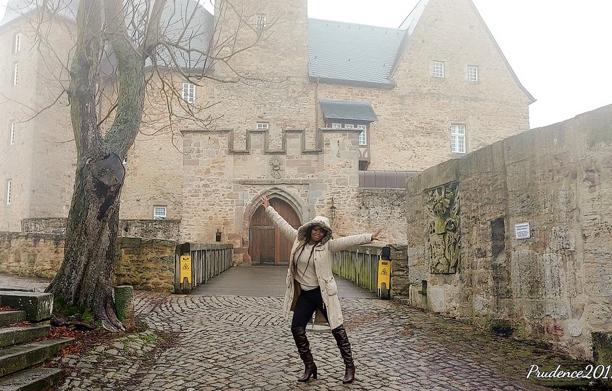 pruwim's tweet photo. I miss south Africa this place is so cold bathong 🌂🇩🇪 https://t.co/XztfumP4Sz