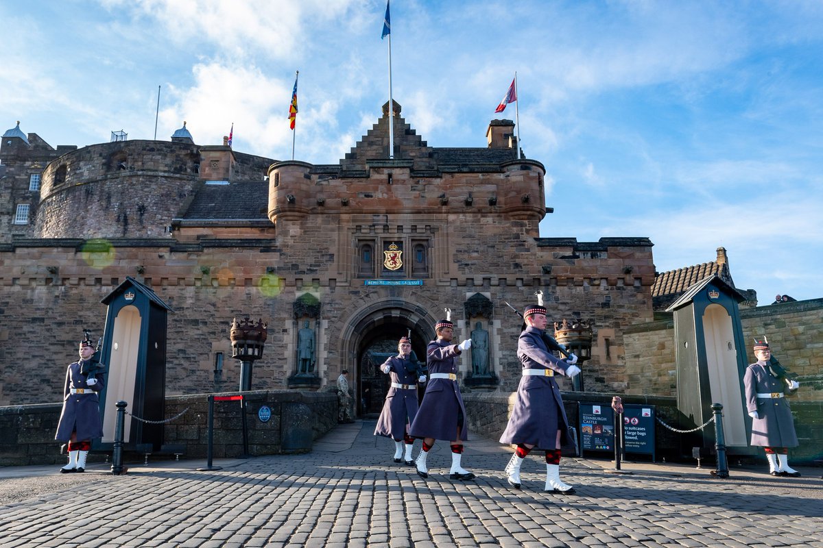 Soldiers from 3 SCOTS mounted the guard at Edinburgh Castle yesterday! Accompanying them, was also the Royal Regiment of Scotland band, what a display! #WeAreInfantry #OneRegiment