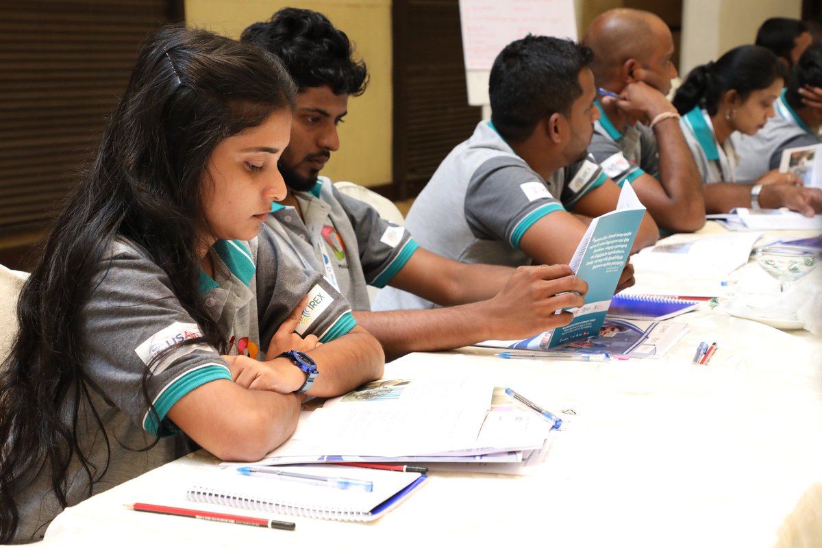 SDJF_lk's tweet photo. #MediaCorpLK is not just a training program but a journey to discover and taste the diversity of Sri Lanka. Ms. Sumudu Perera, Project Manager, SDJF elaborated the Fellows on the MediaCorps Field Process.
#USAID #IREX #SDJF #iVoiceLK #MoJoLK https://t.co/wSdioiI46N