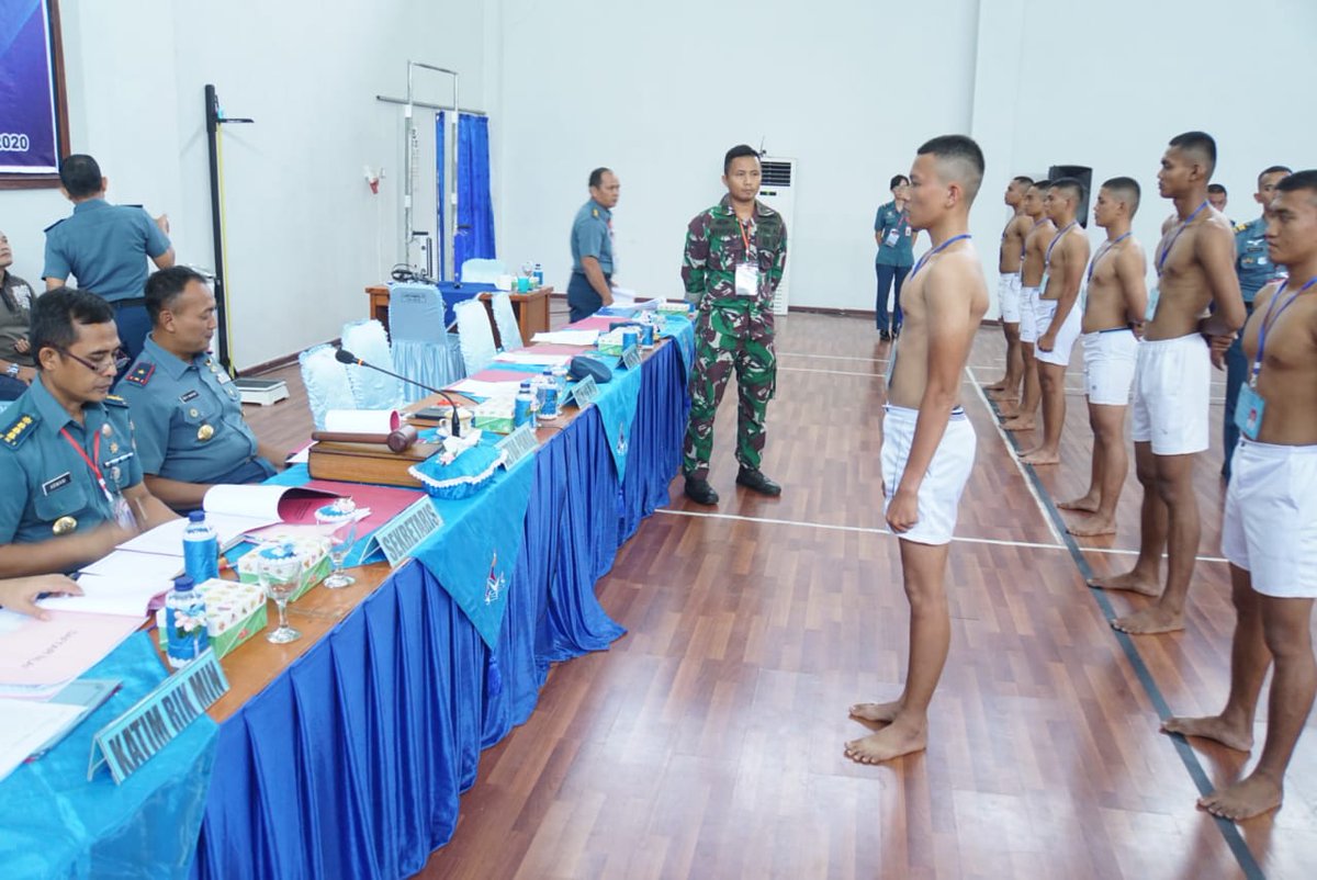 _TNIAL_'s tweet photo. Danlantamal II Laksamana Pertama TNI Dafit Santoso pimpin Sidang Penentuan Akhir Daerah Calon Tamtama Prajurit Karier TNI AL Gelombang I TA 2020 di Gedung Nanggala Markas Komando (Mako) Lantamal II, Padang, Kamis (6/2).
#JalesvevaJayamahe #TNIAL #WorldClassNavy https://t.co/w3Oao9e5ab