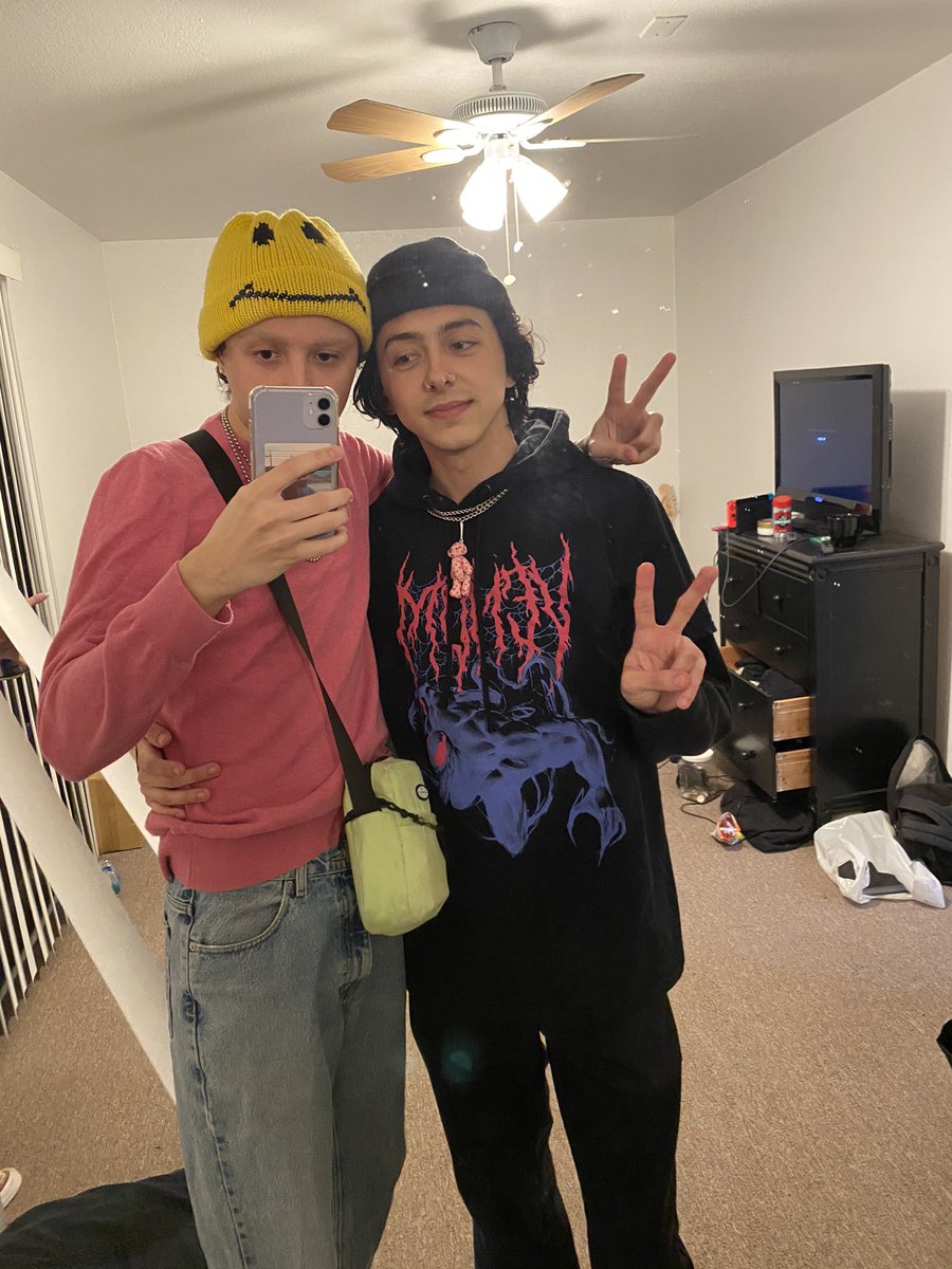 ianisuglyyy's tweet photo. Ignore the mess in the back! https://t.co/WiNl6Y6vum