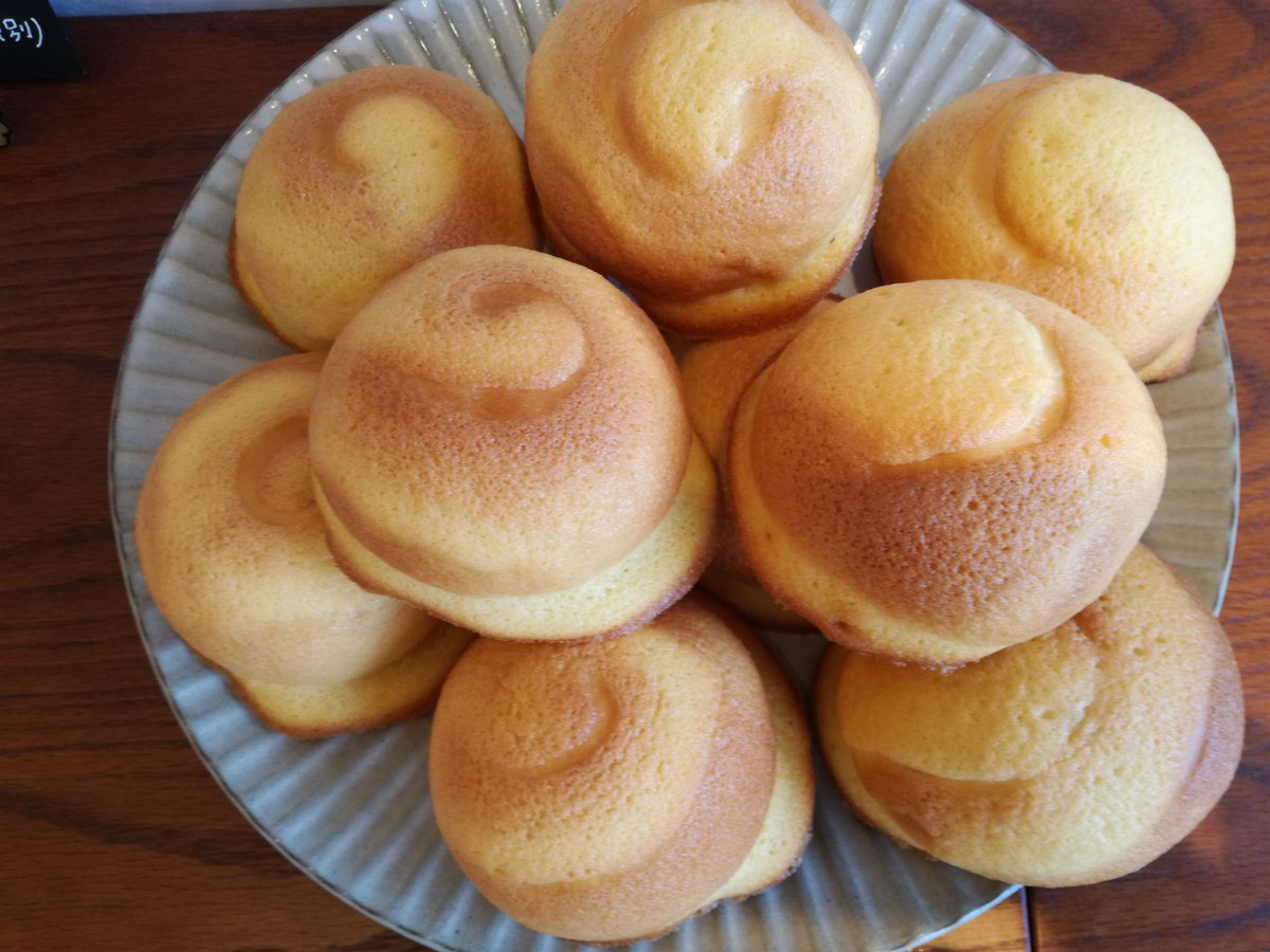 こんにちは😃発売してから大人気の『まぁるいカステラ』本日はたくさんご用意しました。ころんと可愛い優しい甘さのカステラパンです。おやつにぴったりです👍
また、ただいま『パニーニ』3種類、『焼きカレーパン』『フォンダンショコラ』焼きたてです。