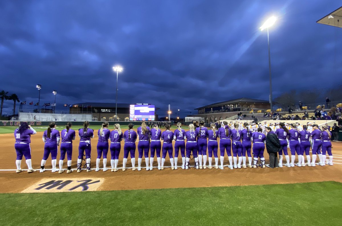Thanks to one of the classiest programs &amp; staff .⁦<a href="/LSUsoftball/">LSU Softball</a>⁩  for honoring my dad the late Martie Kuhn tonight on the field .⁦<a href="/UCASoftball/">UCA Softball</a>⁩ ⁦.⁦<a href="/HWDobson/">Howard Dobson</a>⁩ .⁦<a href="/BethTorina/">Beth Torina</a>⁩ #class