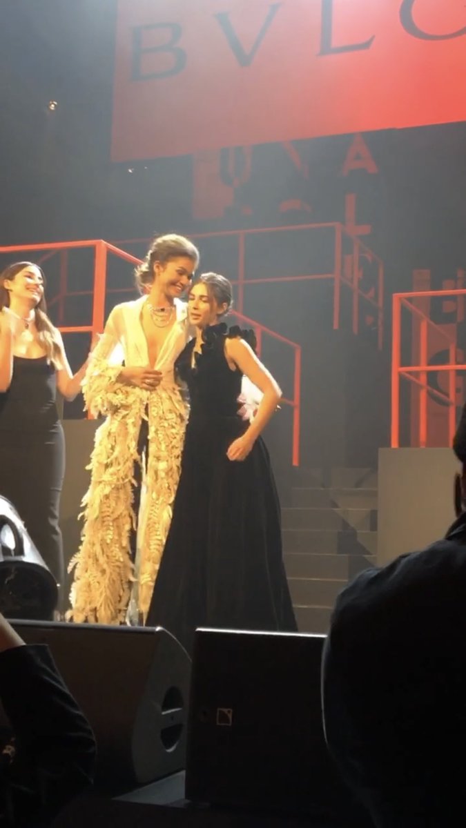 naomigspence's tweet photo. NAOMI AND ZENDAYA HUGGING https://t.co/ogMi2cjAKg