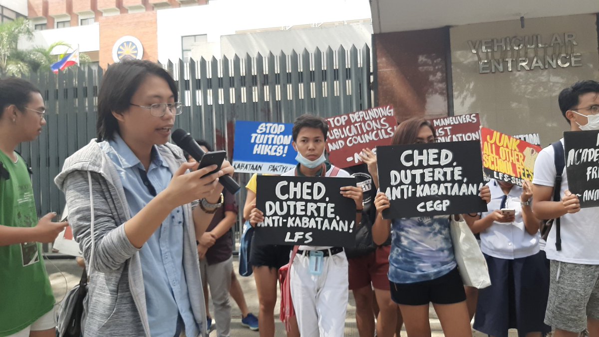 CEGPhils's tweet photo. NOW: Militant youth groups are protesting in front of the Commission on Higher Education to condemn the numerous attacks on students' rights on education and scrap all tuition hikes all over the country. 

#StopFeesIncrease
#AyokongMagmahal https://t.co/qAdCGZCGwm