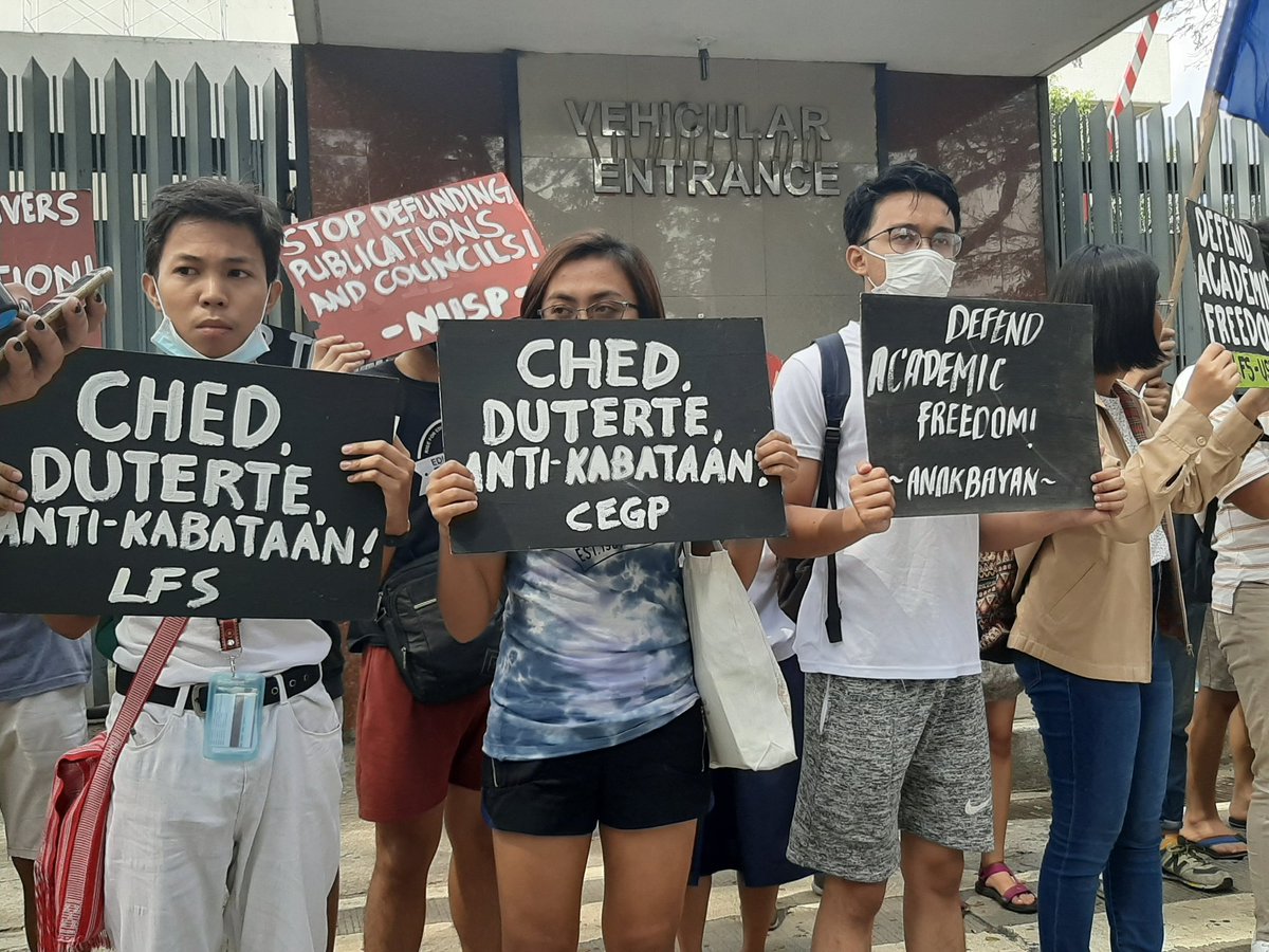 CEGPhils's tweet photo. NOW: Militant youth groups are protesting in front of the Commission on Higher Education to condemn the numerous attacks on students' rights on education and scrap all tuition hikes all over the country. 

#StopFeesIncrease
#AyokongMagmahal https://t.co/qAdCGZCGwm