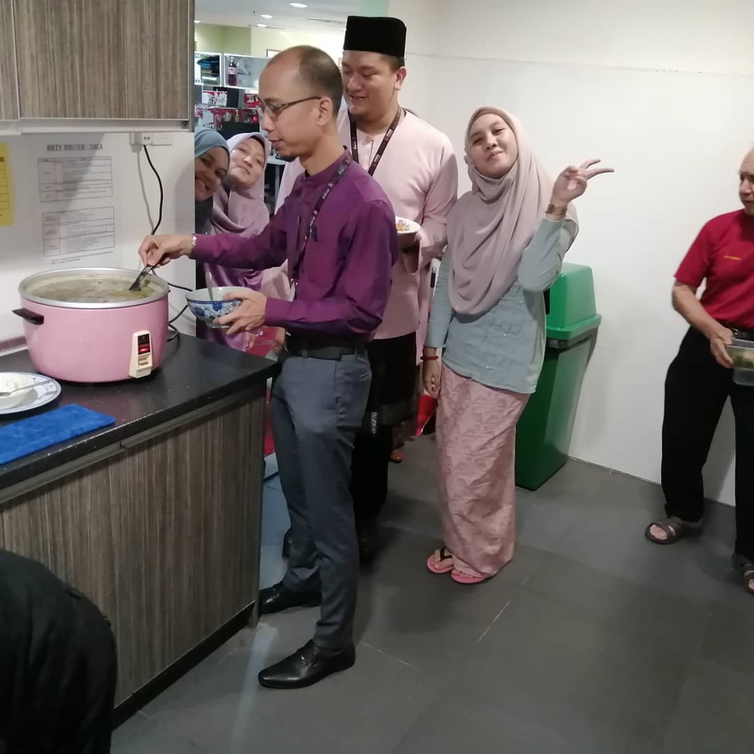 HusdhaAntika's tweet image. Food will also unite us 😍
#ChickenFeetSoup #SambalKicap
#SHCAFamily
#monthlyPotLuck
#MSUmalaysia