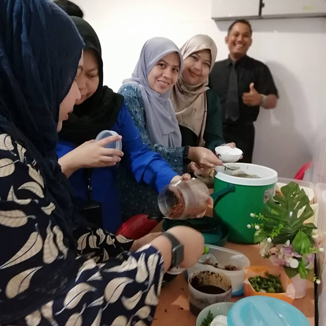 HusdhaAntika's tweet image. Food will also unite us 😍
#ChickenFeetSoup #SambalKicap
#SHCAFamily
#monthlyPotLuck
#MSUmalaysia