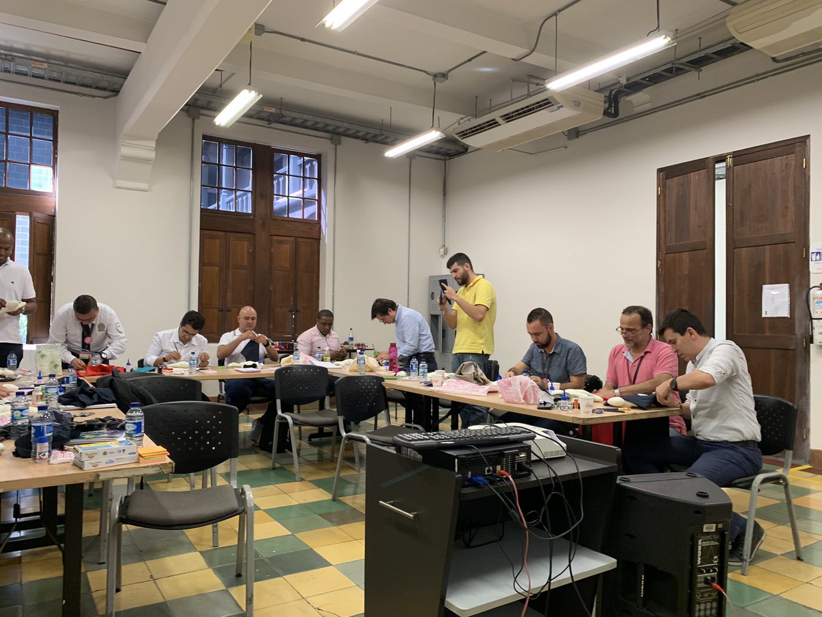 HMSmipalabra's tweet photo. Hoy una experiencia que me tocó el corazón, y que me ratifica la importancia del trabajo con hombres, desde la mirada de género, es un paso esencial para el cambio de la sociedad. Gracias @Comfama @davidescobara @andresrozom @Mesa_MasCol @anacrisrestrepo https://t.co/RKM3bAjzWc