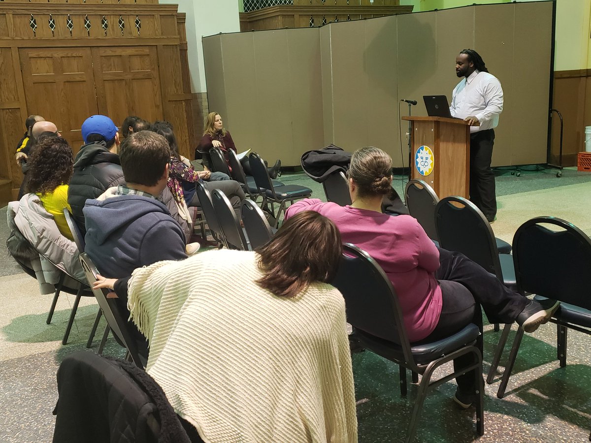 At tonight's Destination HS event, Kashif Henderson, Director of Gifted and Talented Education for PPS met with CDS parents to discuss what is waiting for our kids after 8th Grade Graduation! #DestinstionHS <a href="/PPSnews/">Pgh Public Schools</a> @CDSPittsburgh