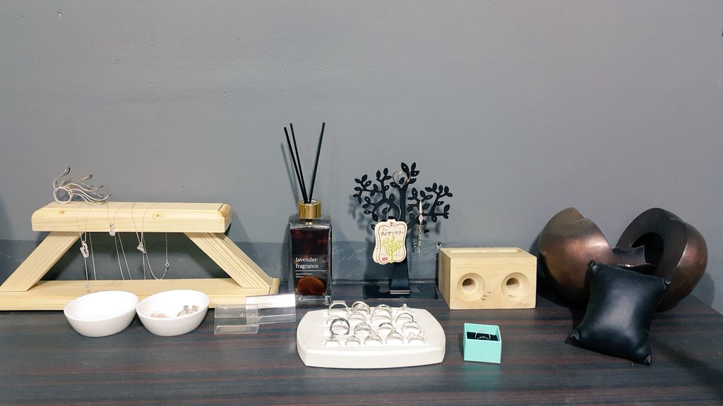 안녕하세요 생존신고 하러 온 푸입니다!
요즘 공방준비로 너무 바빠서 다른 일에 신경을 전혀 못 썼죠ㅠㅠ 아직도 갈길 멀지만 드디어 어느 정도 정리가 되어서 다시 돌아올 것 같습니다 헤헤 곧 다른 소식으로 또 만나요!😘