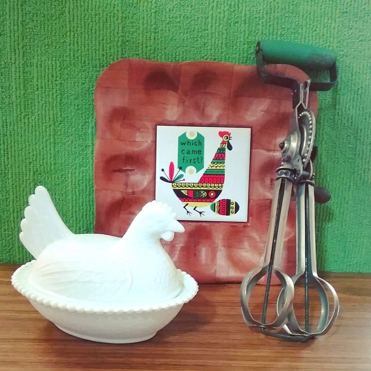 Chicken or Egg? #orangedaze #orange_daze #retro #vintage #kitsch #collectibles #collectables #fenton #chicken #egg #eggbeater #wovenwood #eggplatter #whisk #white #whichcamefirst #kitchenalia #forsale