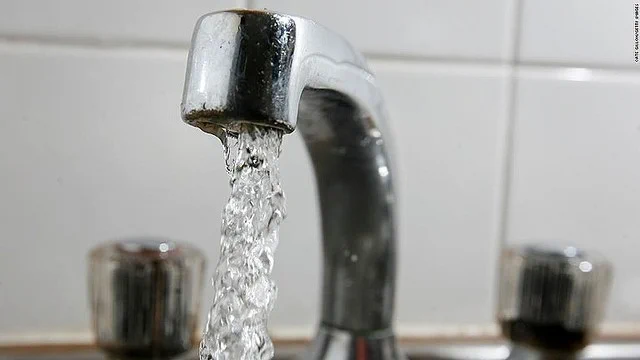 インドの集合住宅で水道の蛇口から酒が出てくる事件が発生ｗｗｗ