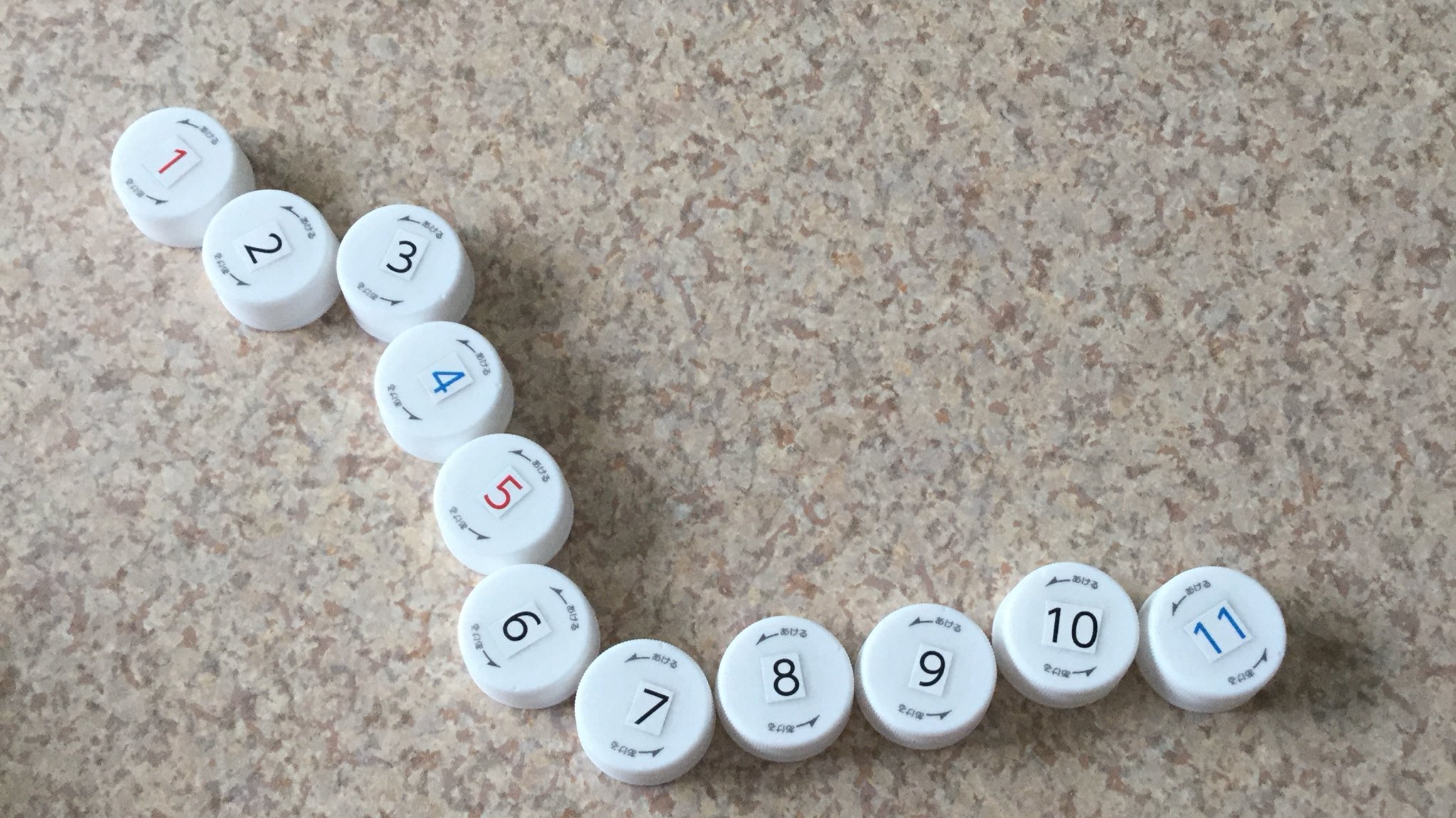 まき5号 発達障害のある子に自作おもちゃで遊ばせました 今は数字に夢中 ペットボトルの蓋にカレンダーの数字を貼ったものです 発達障害 自閉症 手作りおもちゃ