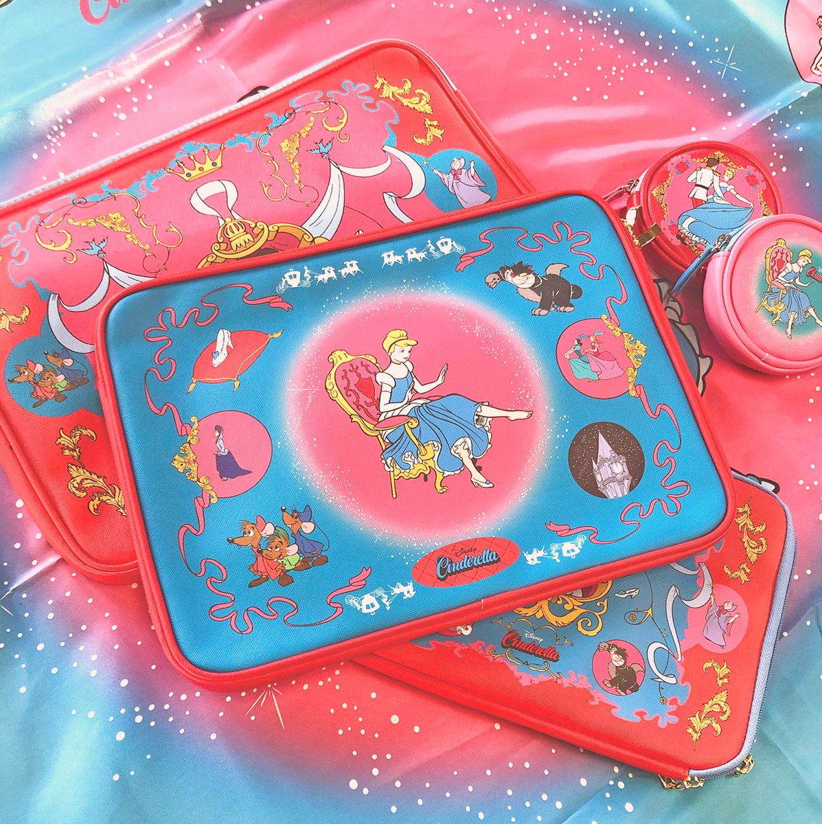 ディズニー公式 Twitter પર Nostalgica シリーズに新作が登場 シンデレラ や 白雪姫 などをモチーフにしたレトロなイラストと大胆なアートの組み合わせが魅力的 ポーチやガジェットケース テーブルウェアなど日常使いできるアイテムが盛りだくさん ディズニー公式 Twitter પર Nostalgica シリーズに新作が登場 シンデレラ や 白雪姫 などをモチーフにしたレトロなイラストと大胆なアートの組み合わせが魅力的 ポーチやガジェットケース テーブルウェアなど日常使いできるアイテムが盛りだくさん