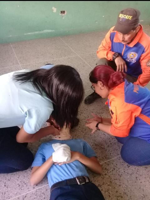 pcmbi's tweet photo. #6Febr Taller de Primeros Auxilios Impartidos a los Alumnos Integrante de la Brigada de Atención de Emergencia Escolar de la UEN El Limón #MBI @Brullerby_Suare @ZE_Aragua @droopy171 @prensa_vgrpc @PCivil_Ve @PCADREEDANCENT @pcaragua1 @randy2re #SoloQueremosSalvarVidas https://t.co/zGEGfCvugE