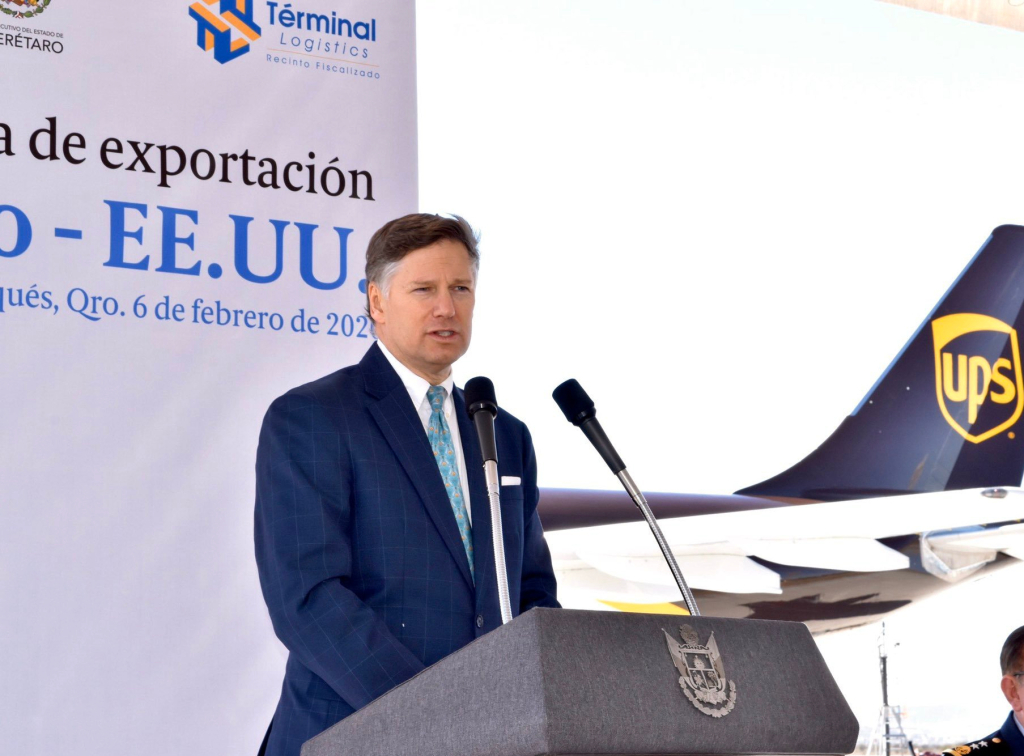 Channel1LA's tweet photo. Excelentísimo Embajador de #USA en Mexico Christopher Landau inauguración vuelo de carga Querétaro-USA de #UPSMexico https://t.co/f8nLUHdZFE https://t.co/5vaClT232G