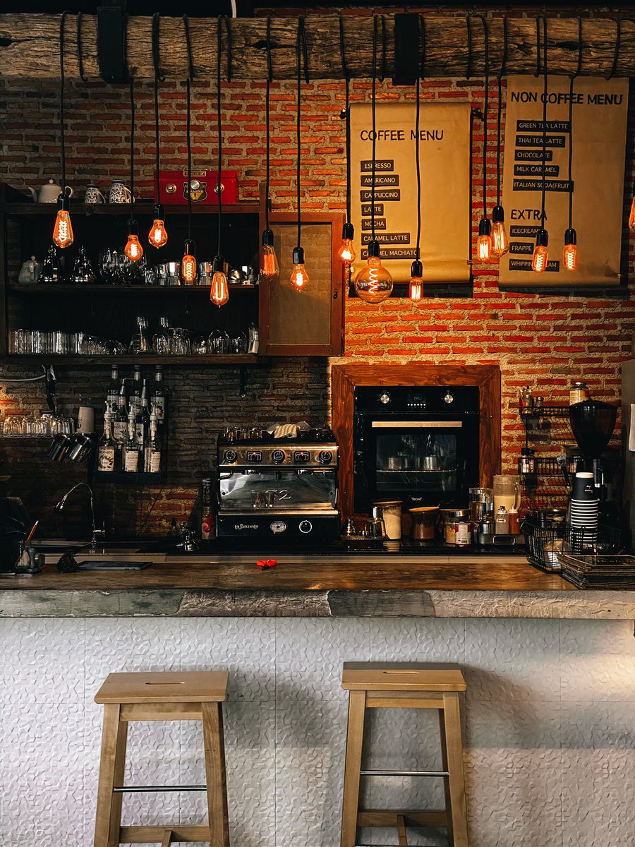 anapaht_'s tweet photo. Row House Cafe ที่หัวหินซอย 106 คาเฟ่เล็กๆ อบขนมเองหอมอร่อยมากๆ ขนมมีหลายเมนูโทสต์เอยบิงซูเอย เครื่องดื่มมีเยอะ ข้าวก็มี ชั้นบนเป็นโฮสเทล ตกเย็นเทิร์นเป็นร้านเหล้าอีก ร้านเปิด 8:30 ร้านปิดวันพุธ แอร์เย็น ไวไฟแรง #รีวิวคาเฟ่ #อร่อยไปแดก @aroii https://t.co/X2ZXigtMu1