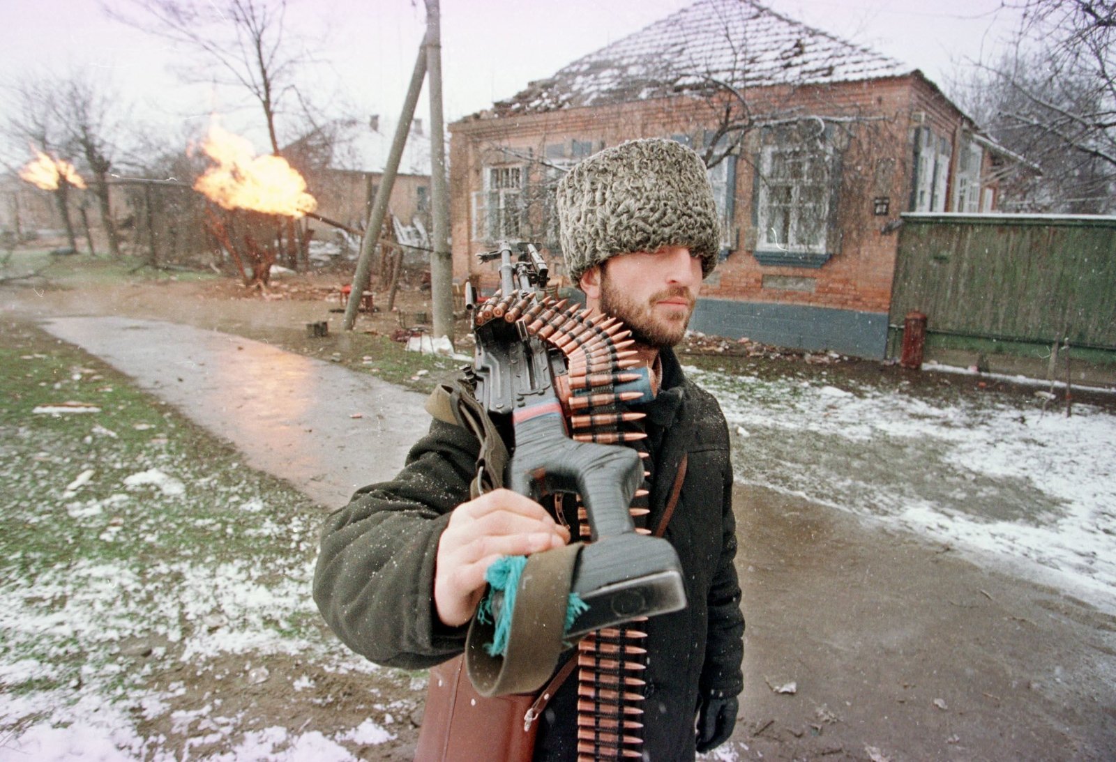 Нельзя чеченец. Чеченский боевик в Грозном, январь 1995 г. Чеченский боевики 1994 1995 Грозный. Боевики в Грозном январь 1995.
