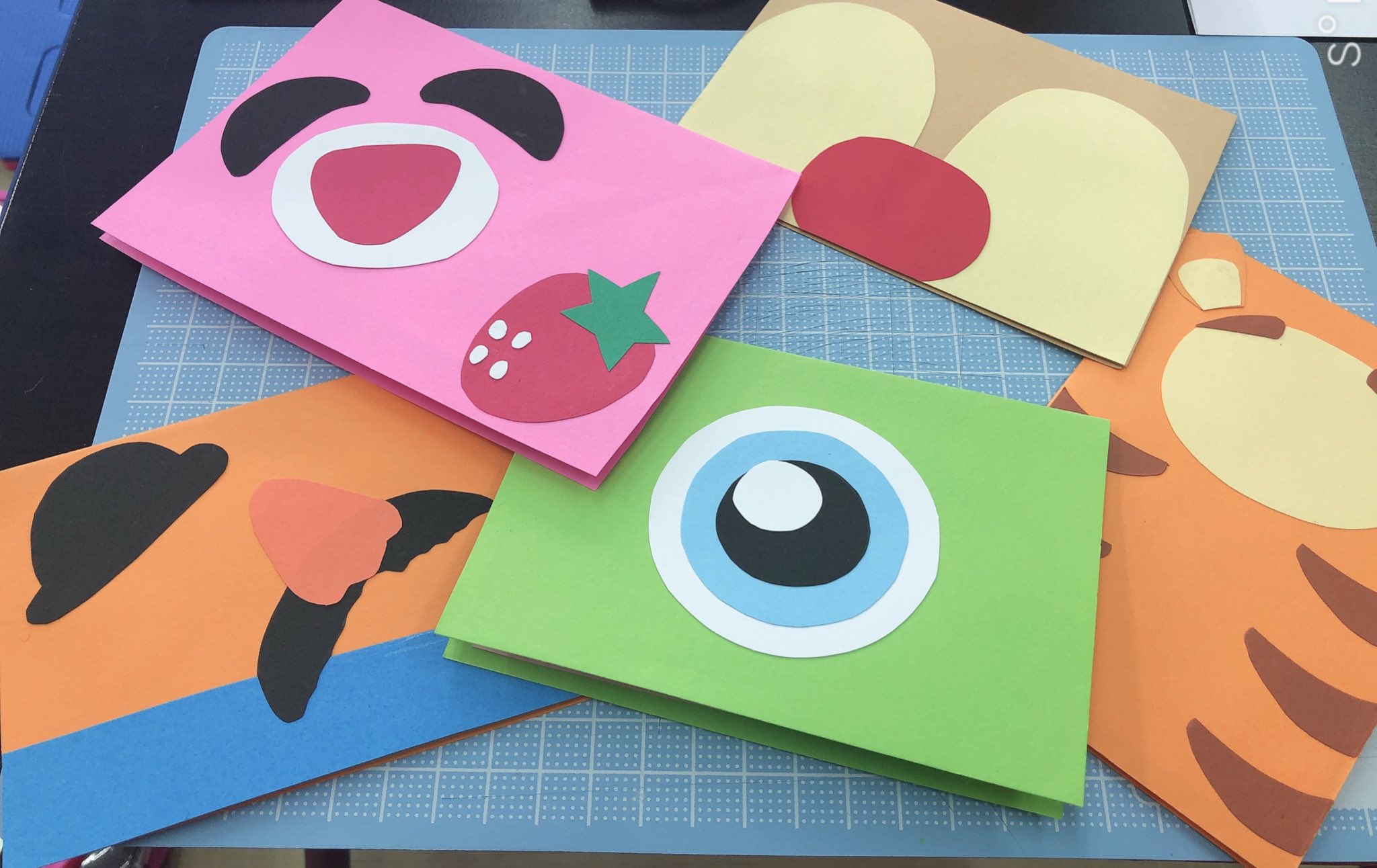 くうたそ Pa Twitter 今年のバースデーカードはディズニーで統一させていこうと思うんだ 可愛い こういうのもらって嬉しい 毎回喜んでくれるかなって不安になりながら作ってる てか 中よ 問題はカードの中 カードの中がネタ切れ 手の込んでない