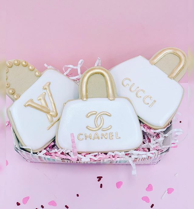 originalcupcake's tweet photo. Say it with CHANEL...
“ Don’t be like the rest of them darling’ 💋💝✨✨
#chanelcookies 
#vancouvereventplanner https://t.co/FxuvIGfjRf https://t.co/5Zj6vX989i
