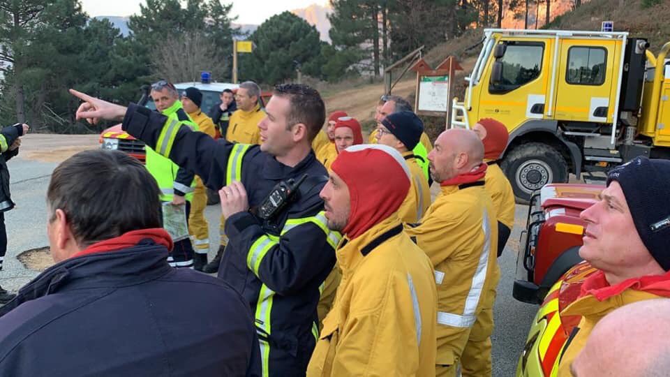 Pompiers04's tweet image. Hier l’ensemble du détachement a été engagé en renfort des #FORSAP pour exécuter un établissement de grande longueur pour traiter un maximum de points chauds, renforcé par les avions de la @SecCivileFrance ... une bonne nuit de repos s’impose.@Pompiers04 @sdis05 @sdis2b @sdis2b