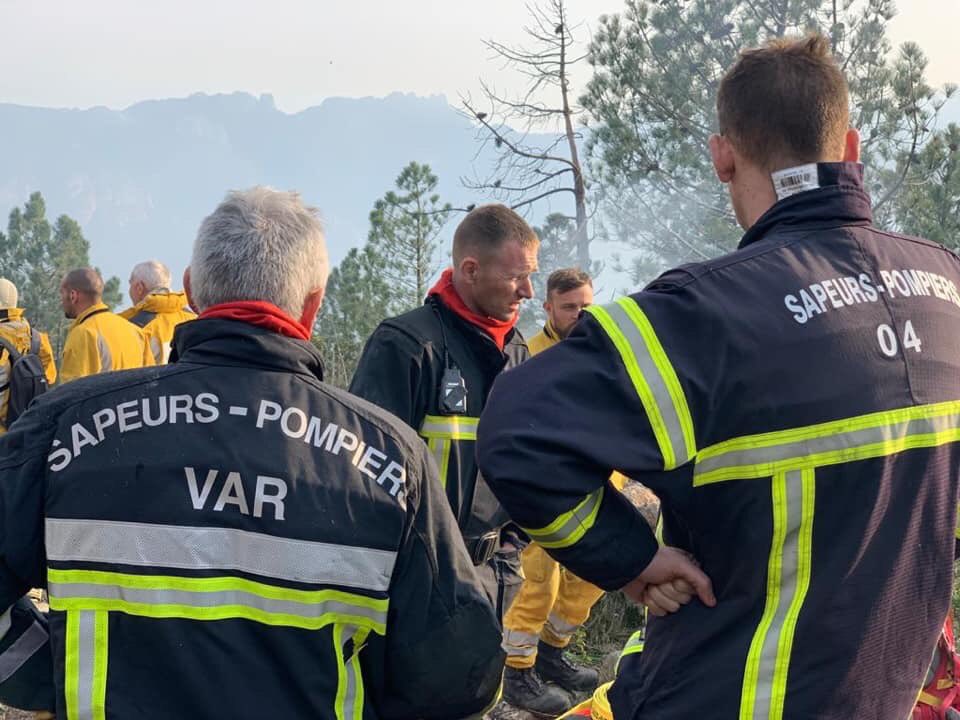 Pompiers04's tweet image. Hier l’ensemble du détachement a été engagé en renfort des #FORSAP pour exécuter un établissement de grande longueur pour traiter un maximum de points chauds, renforcé par les avions de la @SecCivileFrance ... une bonne nuit de repos s’impose.@Pompiers04 @sdis05 @sdis2b @sdis2b