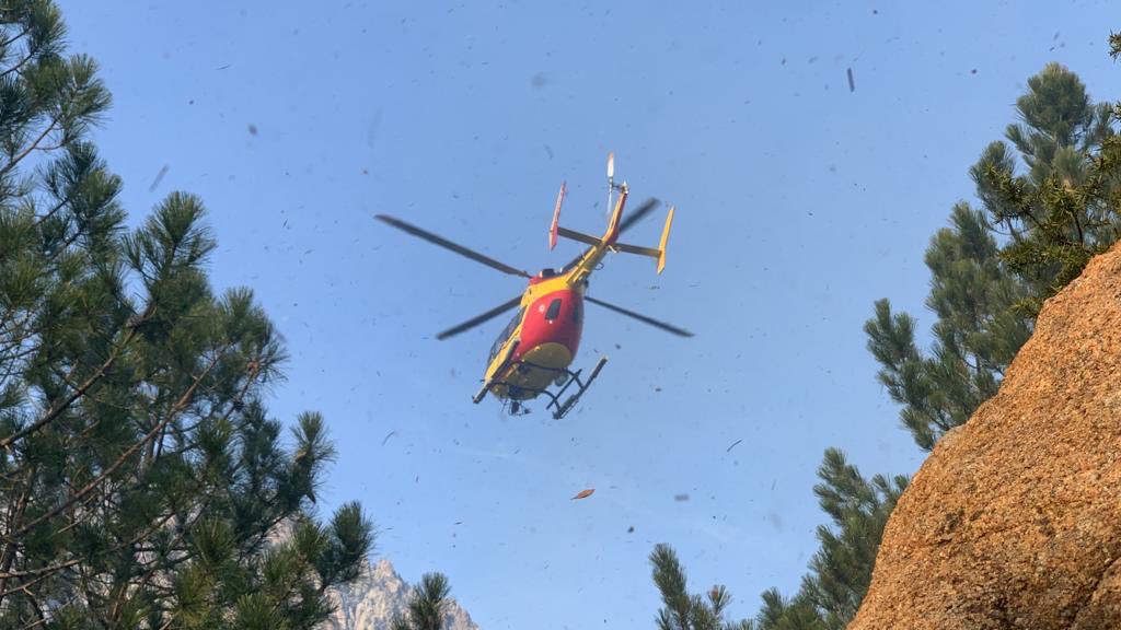 Pompiers04's tweet image. Hier l’ensemble du détachement a été engagé en renfort des #FORSAP pour exécuter un établissement de grande longueur pour traiter un maximum de points chauds, renforcé par les avions de la @SecCivileFrance ... une bonne nuit de repos s’impose.@Pompiers04 @sdis05 @sdis2b @sdis2b