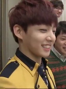 Piddinim's tweet photo. Ehe @BTS_twt #JKGraduationDay 

Pas                                     Pas 
masih                                udah
Jadian                               putus https://t.co/IOtXj1p7bI