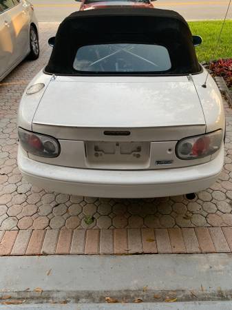 emexfyve's tweet photo. Miata (Coconut creek) $1200 - https://t.co/xGr5KRRafv https://t.co/PCuK0sQOHx