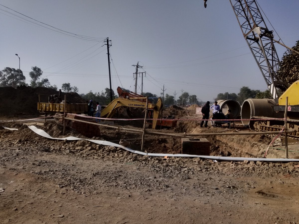 critics_01's tweet image. @AmdavadAMC 
It&apos;s more than 15 day drainage line work is going in middle of gota ognaj road. #publicproblem
Not proper divergent
Plz do some action immediately
@vijayrupanibjp