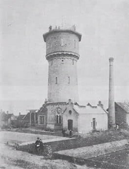 MAlblasserwaard's tweet photo. De watertoren van @Sliedrechtgem met ontwerper Jan Schotel op de voorgrond. Prachtig statige toren, flink in verval helaas 😥 #historie #watertoren #Baggerdorp https://t.co/RiYUOsbb8F
