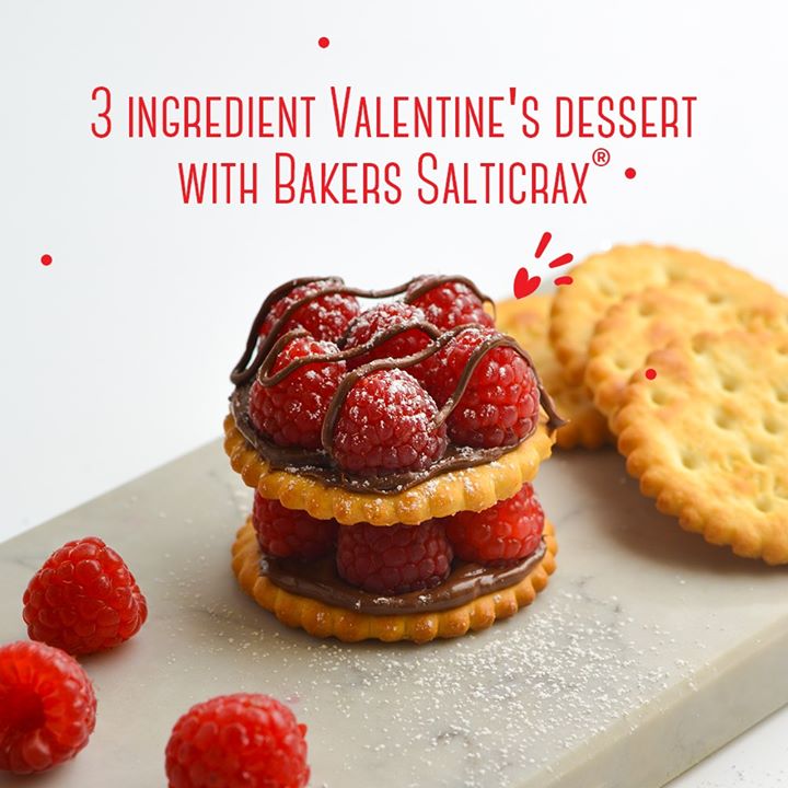 Bakers_Biscuits's tweet photo. Spoil the special someone in your life with these loved-up, bite-sized sweet ‘n salty snacks! Simply top #BakersSA #Salticrax® with chocolate spread and raspberries. Add a sprinkle of icing sugar for the final touch 😍 #FromBakersWithLove https://t.co/Ly6lkHzY0R