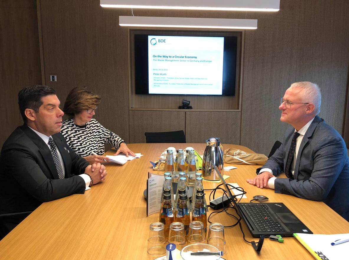 #EcuadorEnEuropa | El Ministro @raulclementelh se reunió con Peter Kurth, Presidente de la Federación Alemana de la Industria de Gestión de Residuos, para conocer sus procesos respecto a manejo de desechos y reciclaje.