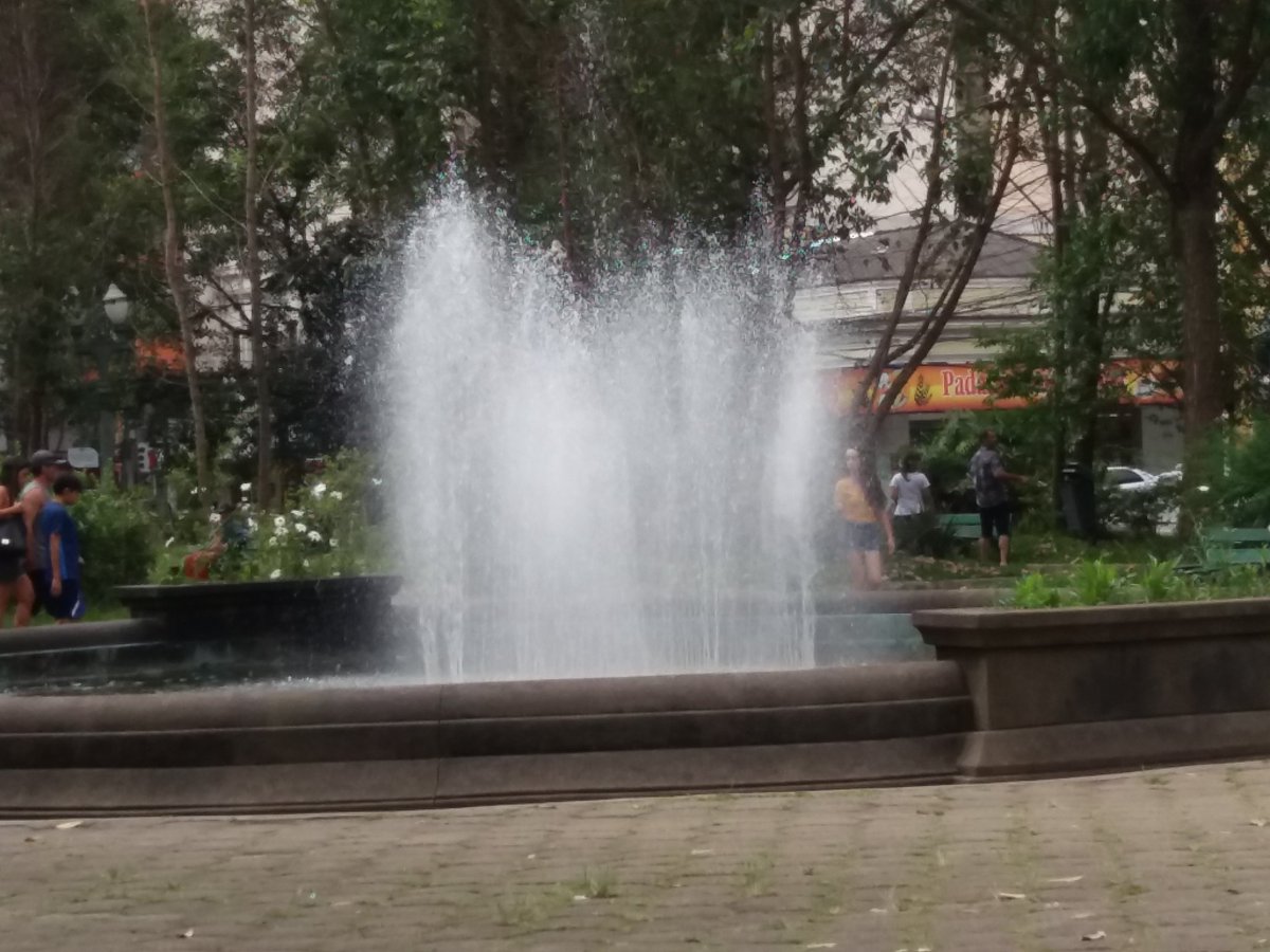 marciodesigne's tweet photo. Tomara 
Que a tristeza te convença 
Que a saudade não compensa 
E que a ausência não dá paz 
E o verdadeiro amor de quem se ama 
Tece a mesma antiga trama 
Que não se desfaz 
 
E a coisa mais divina 
Que há no mundo 
É viver cada segundo 
Como nunca mais.. https://t.co/O7qlzd9uCI