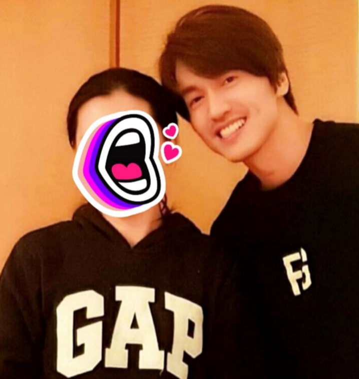 jerrybaerry's tweet image. #PermissionToPost When Jerry ge took a selca with a lucky fan 😮😭 ~~ Ghoorl you win in lifeee!! 💯👐 

• cttro • 

#JERRYYAN