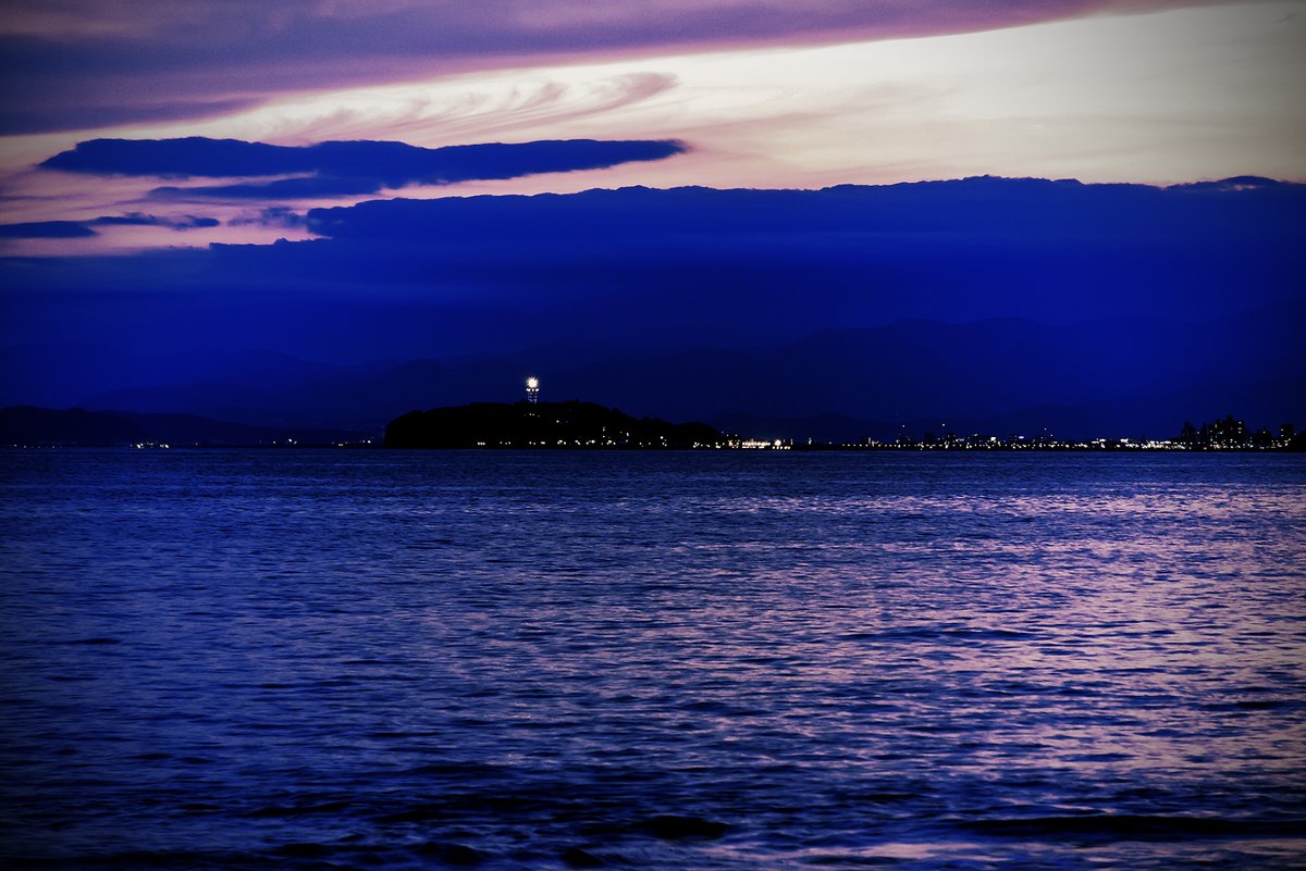 ট ইট র 濵中真宏 Photographer In 葉山 写真 江ノ島 夜景 シーキャンドル 江の島弁天橋の灯りが 海に浮かぶ灯籠のように 輝いていて美しい 龍神様 地下帝国の入り口 様々な伝説ある江ノ島って好きだな 写真好きな人と繋がりたい カメラ