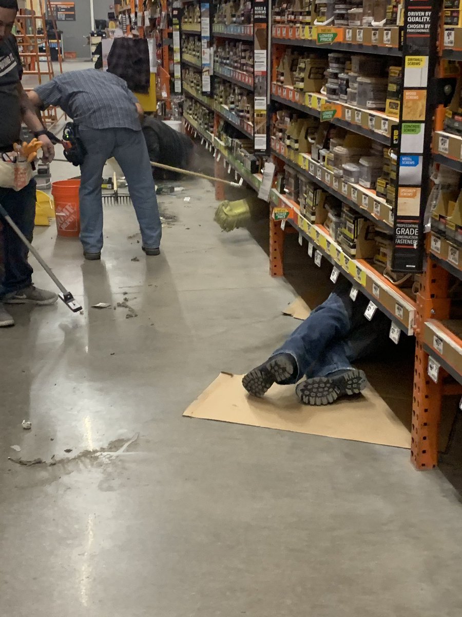 EsquivelRxe463's tweet photo. #OneStoreOneTeam #Team6544 #TeamD38 freight team doing our part on a light night to help for inventory #RackDive #FindThatMoney @bsb823 @steph24thomas @OPS_6544 @Marcos_THD @RiojasJaclyn https://t.co/EloRYaUpXw
