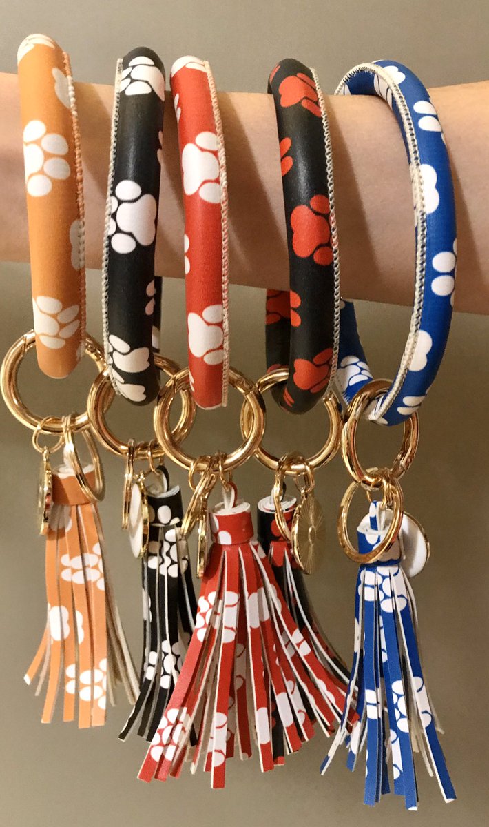 Who would love one of these keychains for free? Retweet this for your chance to win (ends Sunday at 12am)✌🏼Btw, these will be $9.99 and in stock Sunday! #Grannys_ironton #Ironton