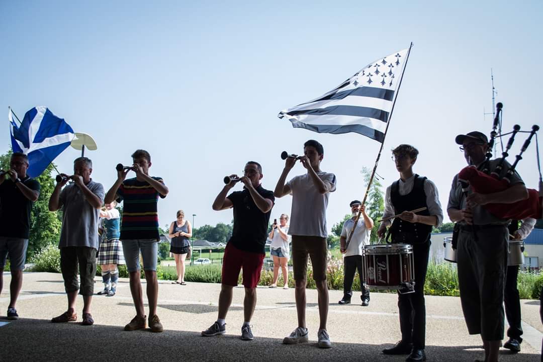 La Gwenn ha du flotte haut à chacune des représentations du bagad ! Il faut maintenant que ce drapeau flotte parmi tous les emojis ! #emojibzh #bagad #Bretagne
