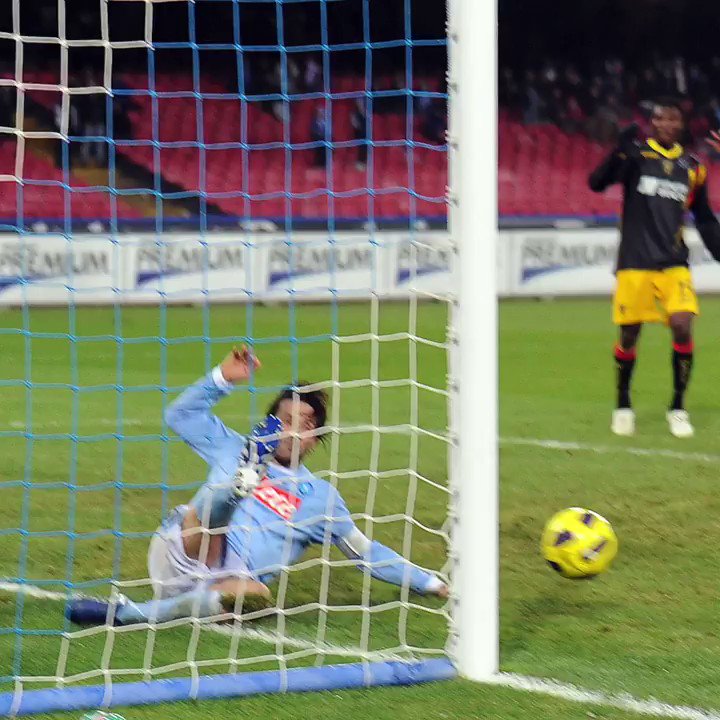 P_res19's tweet photo. A fine partita eravamo tutti stremati. Gli occhi rossi, il respiro affannato. Con lo sguardo,ci interrogavamo reciprocamente: siamo ancora vivi, abbiamo retto?
Seduti, provati e appagati, ripercorremmo gli ultimi 5 minuti d'Apocalisse.
Di seguito, la Genesi
#NapoliLecce
#onoreate https://t.co/lG1hEENiZY
