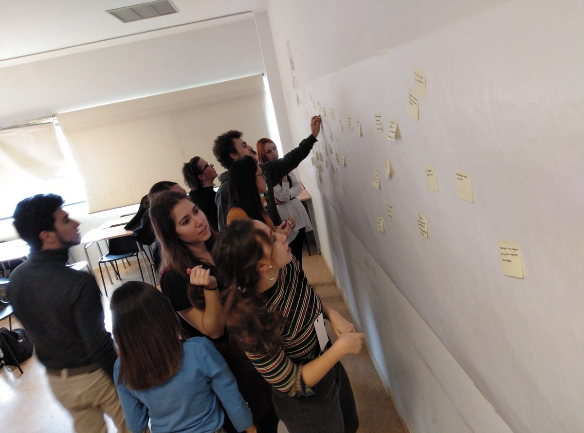 dfcspain's tweet image. ¡En pleno proceso del #LABICAN! Primero experimentamos los juegos en grupo y después volcamos y agrupamos lo que se considera relevante: ¡las nubes! @urjc @mluengop #DFCSeMueve #DesignForChange #DesignThinking