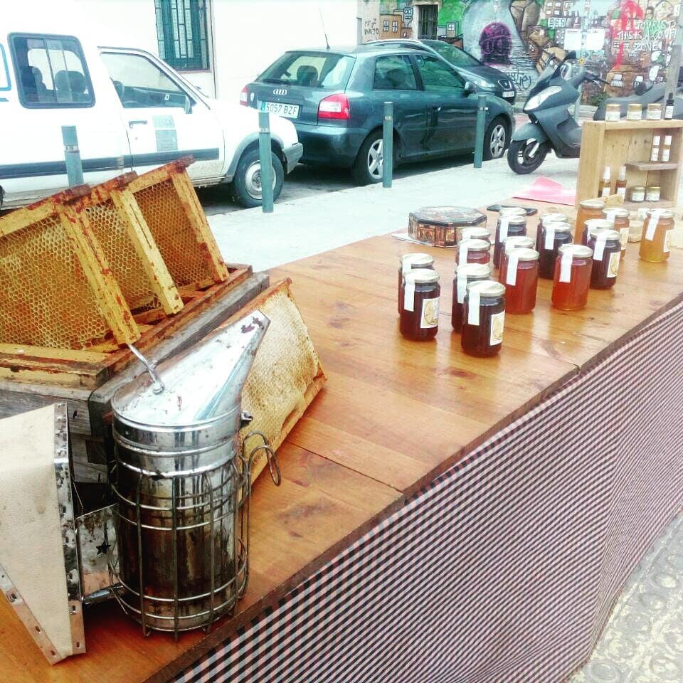 MercatVallcarca's tweet image. Quatre imatges de quatre de les parades que trobareu aquest dissabte al #MercatDePagès de #Vallcarca: #FormatgeriaLaClua, @MelCalVermell, @Deterg_A_Granel i @MesFresques! 
..
#MercatDePagèsVallcarca
#Mercat
#MenjarBé
#MenjarSaludable
#ConsumConscient