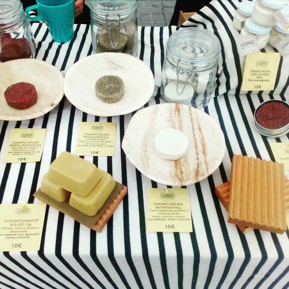 MercatVallcarca's tweet image. Quatre imatges de quatre de les parades que trobareu aquest dissabte al #MercatDePagès de #Vallcarca: #FormatgeriaLaClua, @MelCalVermell, @Deterg_A_Granel i @MesFresques! 
..
#MercatDePagèsVallcarca
#Mercat
#MenjarBé
#MenjarSaludable
#ConsumConscient