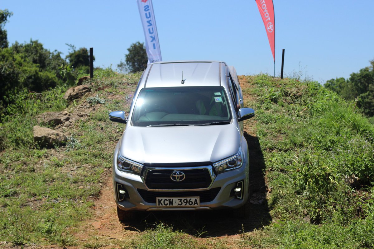 ToyotaCFAOKE's tweet photo. Tips: Minimise injury by reducing engine speed. From a higher gear to a lower gear on all cars. Suki - Toyota Sales and Product Trainer.

#mediatestdrive #Hiluxat50 #hiluxdoublecab #ExperiencewithToyota https://t.co/pyW32PCmnH