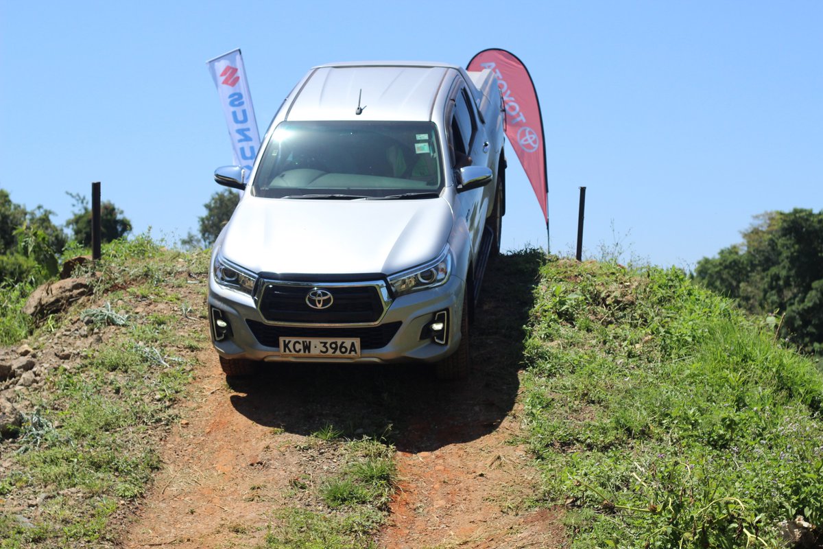 ToyotaCFAOKE's tweet photo. Tips: Minimise injury by reducing engine speed. From a higher gear to a lower gear on all cars. Suki - Toyota Sales and Product Trainer.

#mediatestdrive #Hiluxat50 #hiluxdoublecab #ExperiencewithToyota https://t.co/pyW32PCmnH